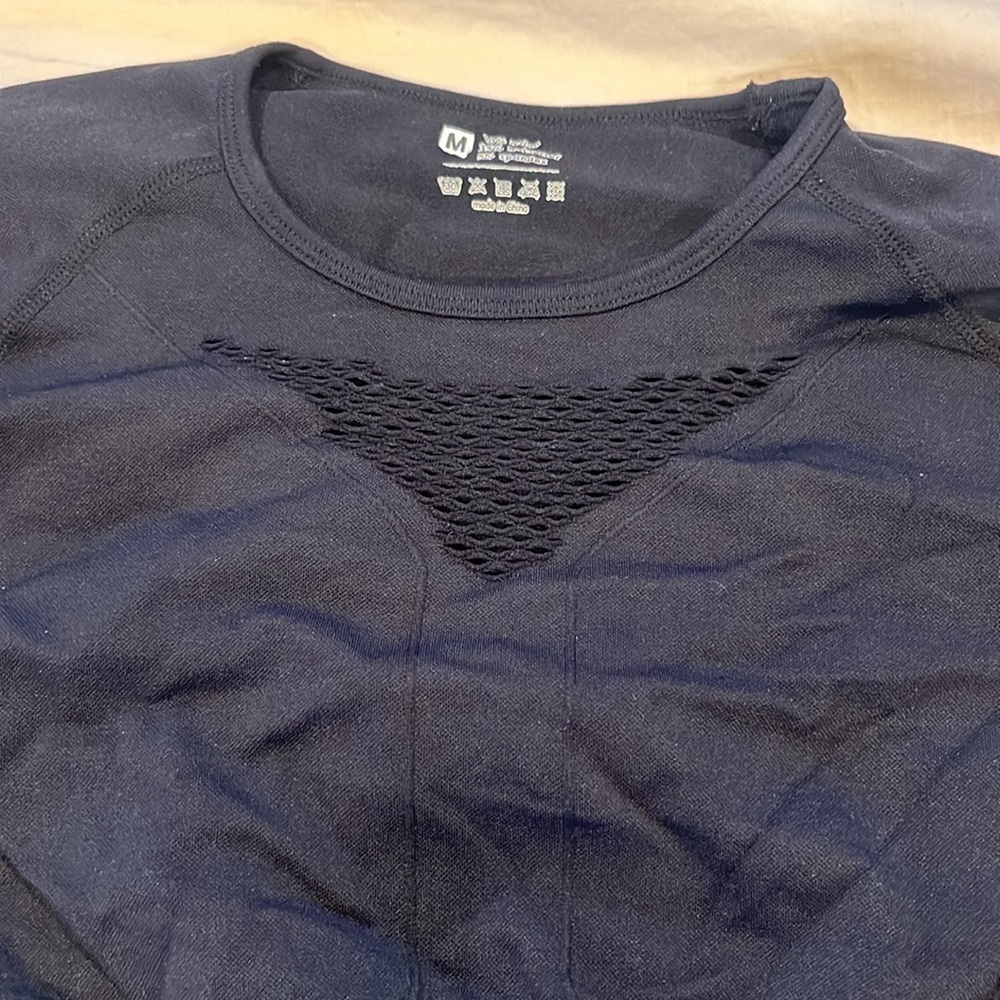 Amazon black Spandex workout top with cutout back - Picture 3 of 7